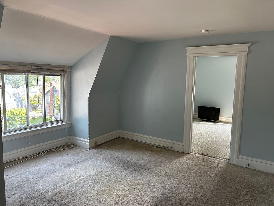 1st image of 16 Agnes St #3