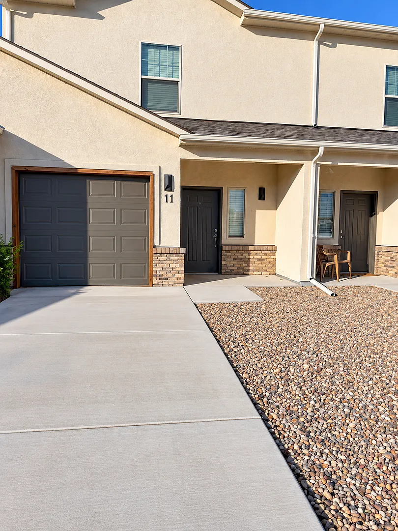 Modern 3-Bedroom Townhome with Garage Near Mesa Mall Built in 2020 — Photo 1