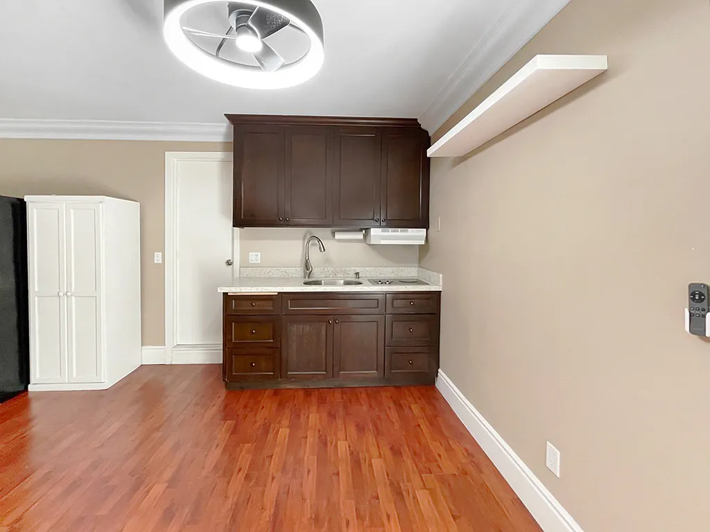 1 bed, 400 sqft, $2,100 — Photo 4