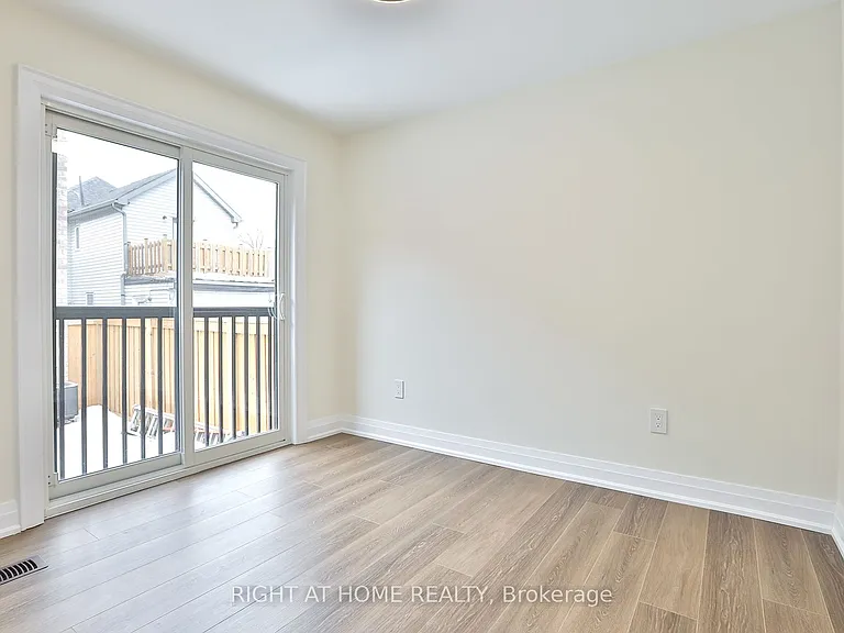 39 15th St #4 — Photo 11