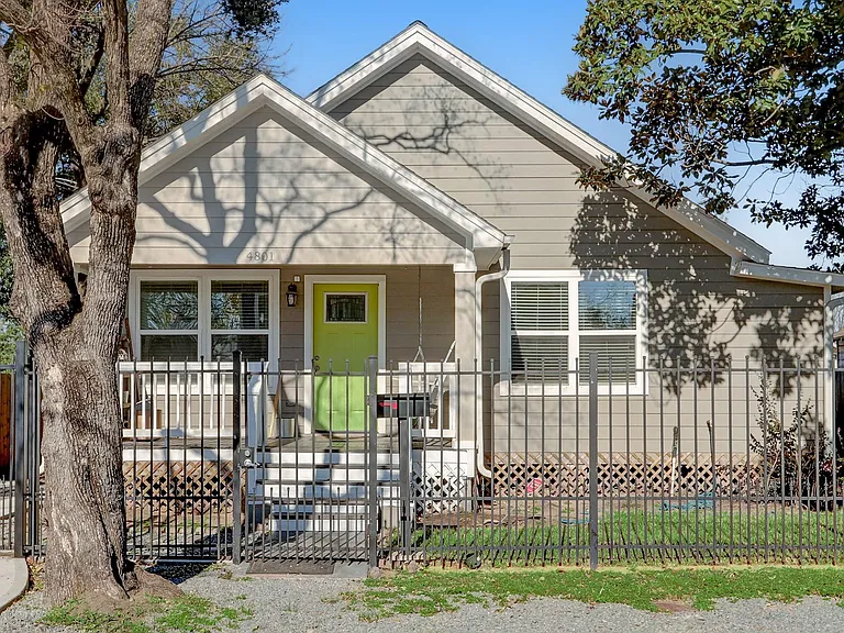 4801 Avenue H — Photo 1