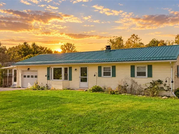 9378 Clipnock Rd, Stafford, NY 14143
