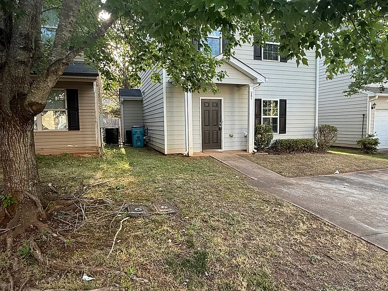 241 Coral Cir — Photo 4