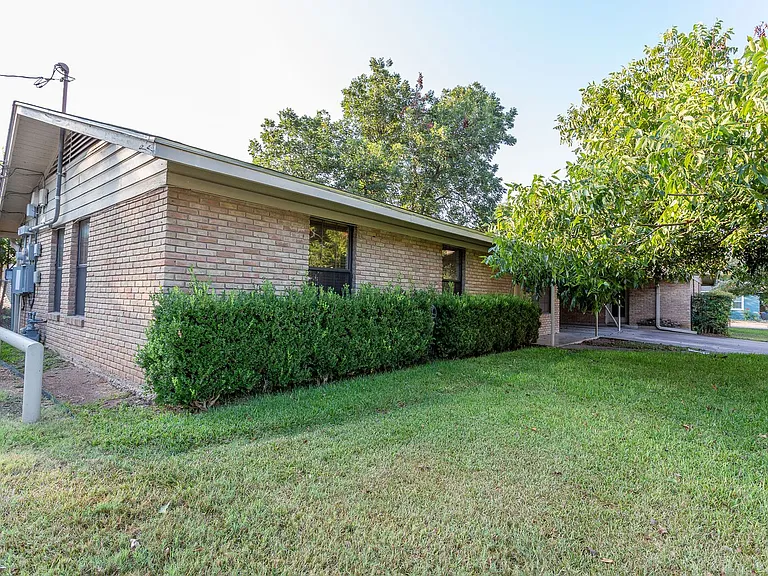 4501 Caswell Ave — Photo 2