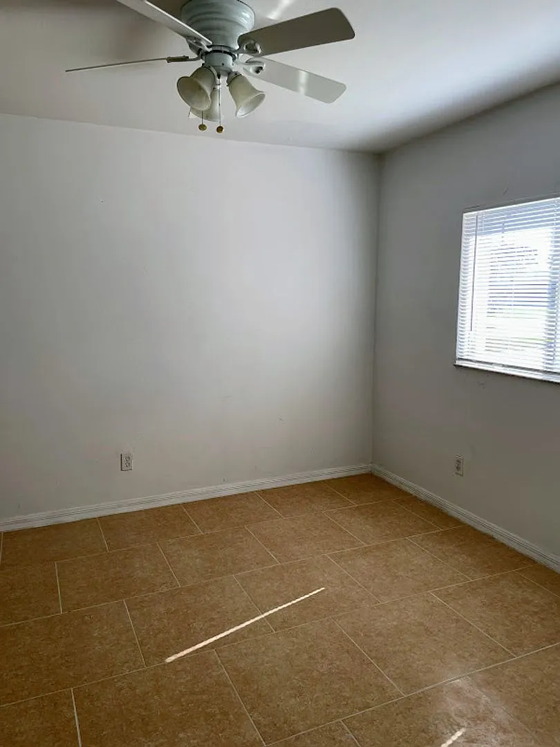 721 SW 36th St — Photo 4