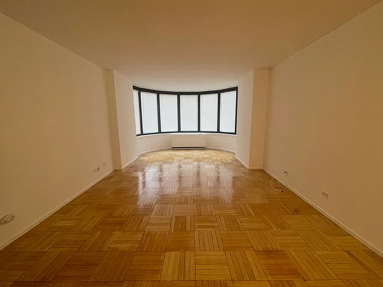 330 E 38th St #28H — Photo 1