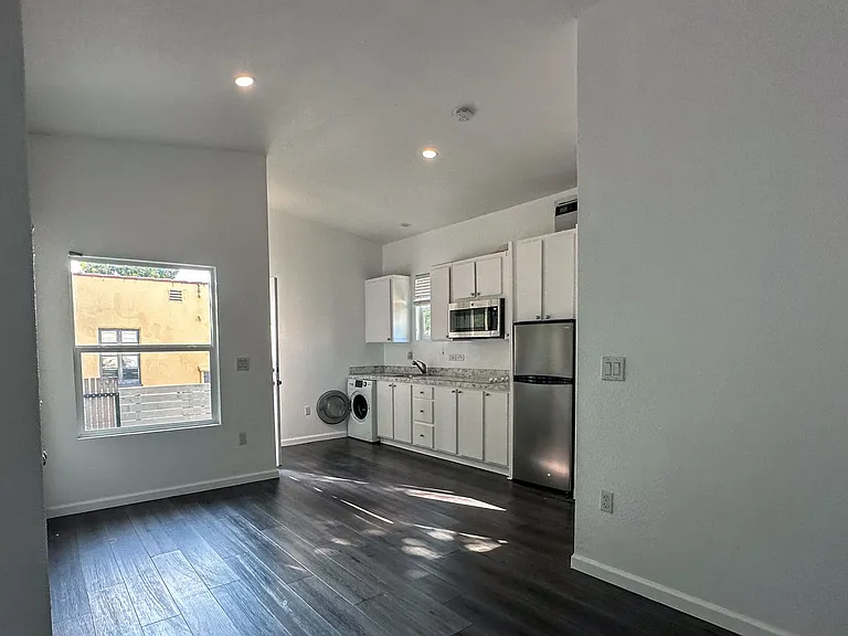 1519 S Stanley Ave — Photo 3