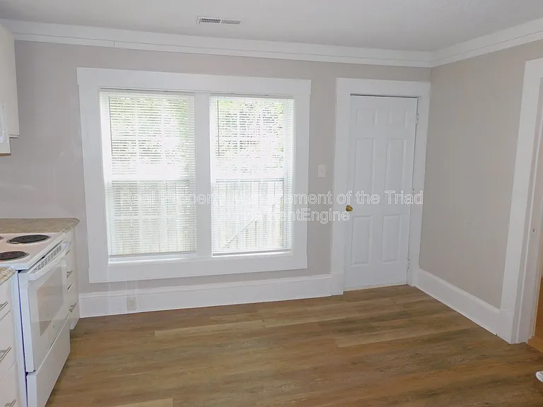 504 Oxford St — Photo 4