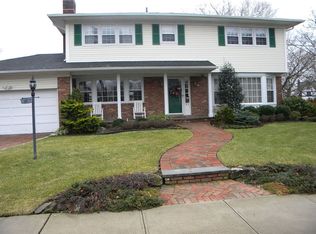 4 Hampshire Rd, Rockville Centre, NY 11570