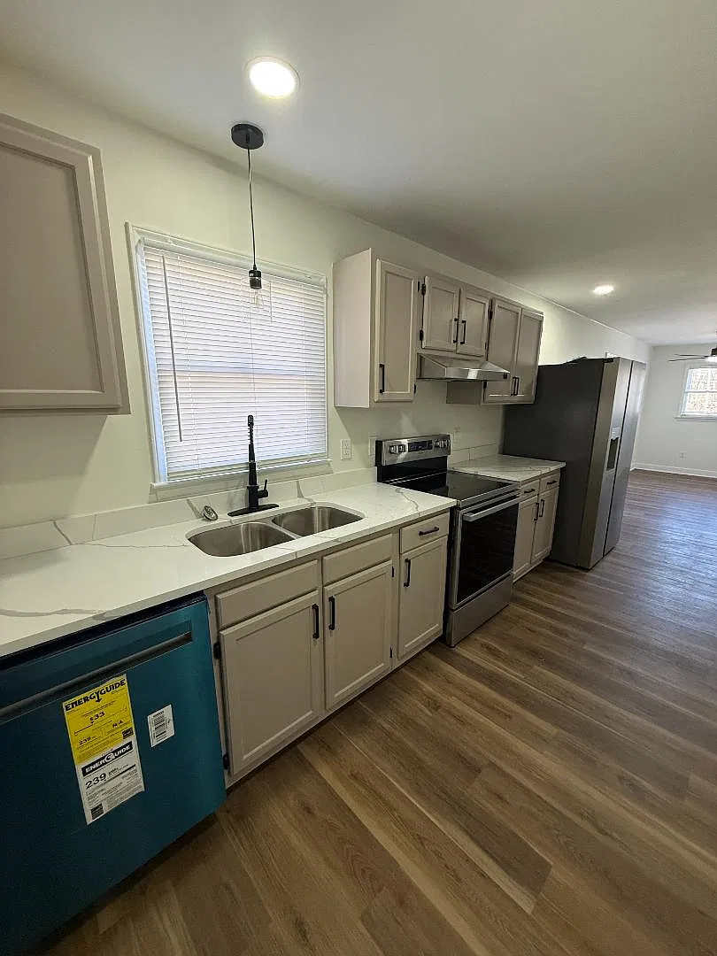 415 Doak St — Photo 2