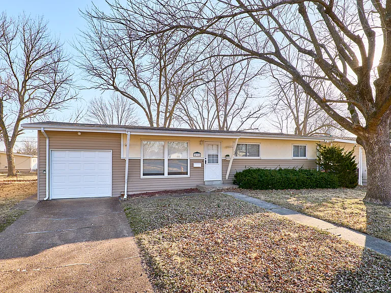 495 Versailles Dr — Photo 2