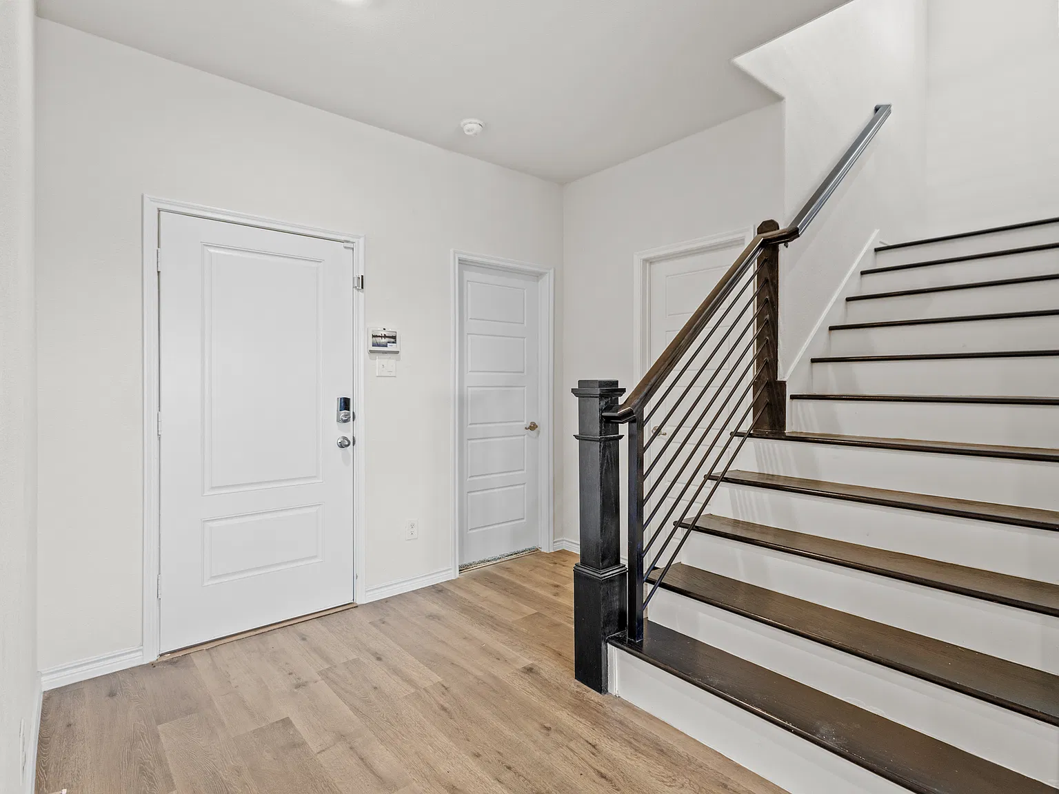 4 bed, 2349 sqft, $2,900 — Photo 2