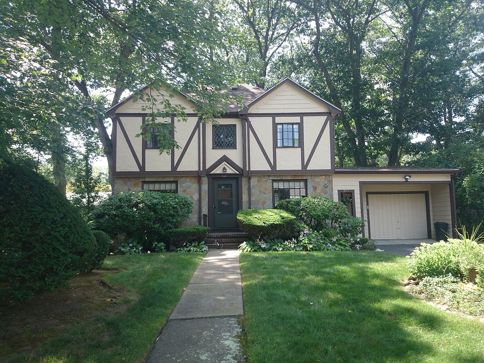 2nd image of 247 W Roxbury Pkwy