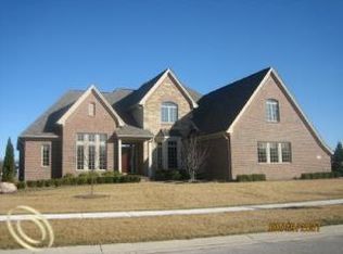 7058 Oakhurst Ridge Rd, Clarkston, MI 48348