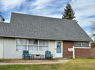 31 Verdant Rd, Levittown, PA 19057