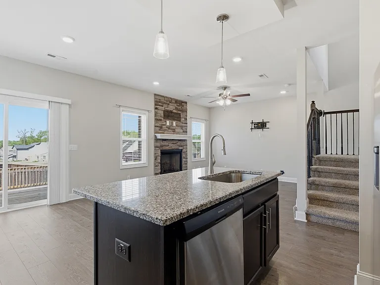 801 Marksman Ct — Photo 5
