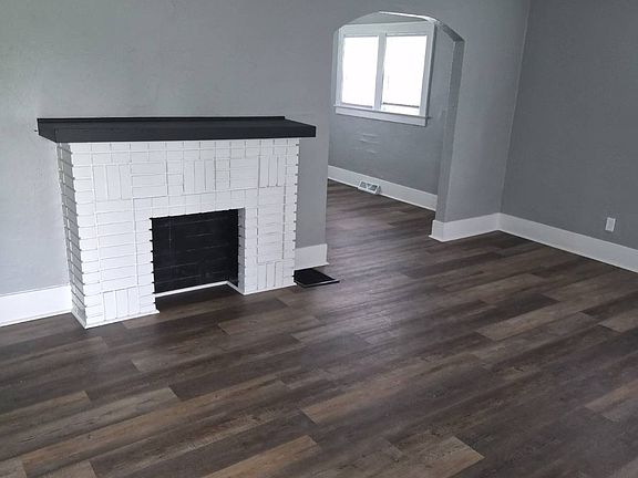 2nd image of 375 E Manhattan Blvd
