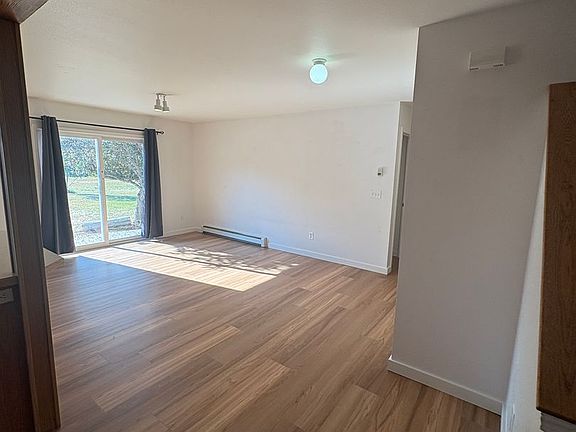 4th image of 411 Greenway Ave