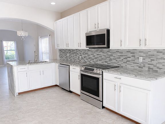 5th image of 819 Pine Pointe Ln