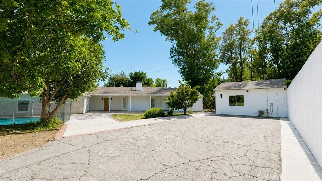 6 bed, 3600 sqft, $9,900 — Photo 3