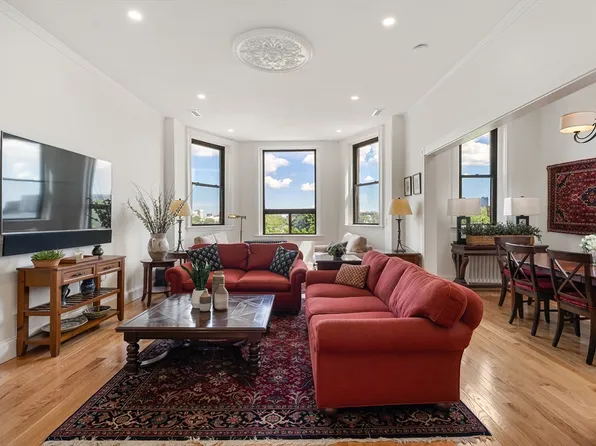 31 Bay State Rd APT 4, Boston, MA 02215