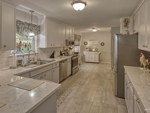 3rd image of 2614 Cypress Dr
