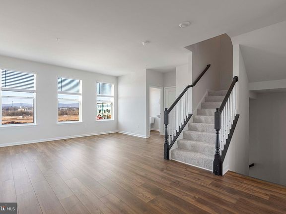 4th image of 462 Tiller St