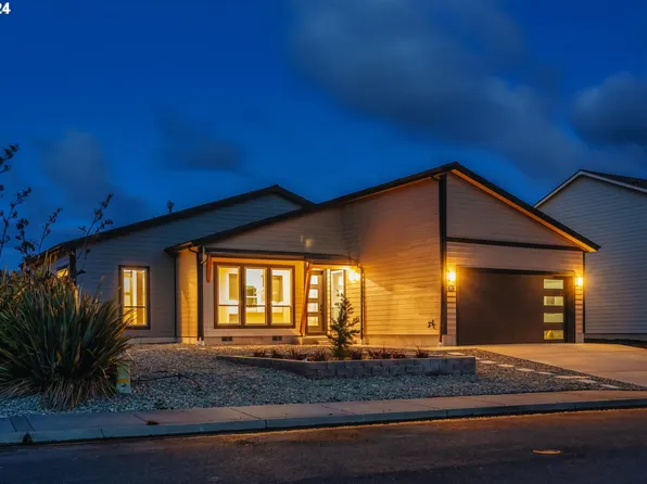 3123 Periwinkle Ln, Bandon, OR 97411