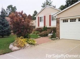 22735 Forestbrook Ln, Brownstown, MI 48134