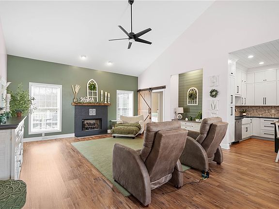 4th image of 1045 Maplewood Dr