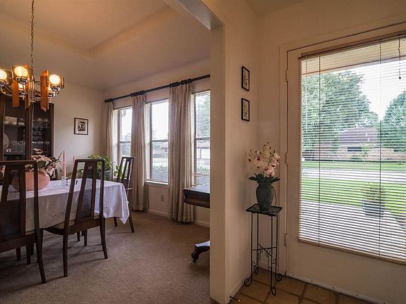 5th image of 635 Shakespeare Dr