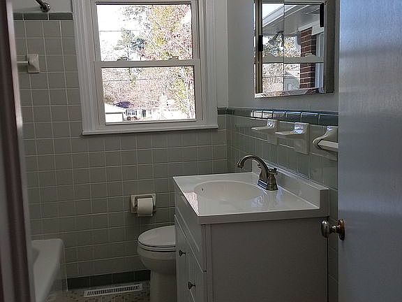 Full hall bath - gray tones.