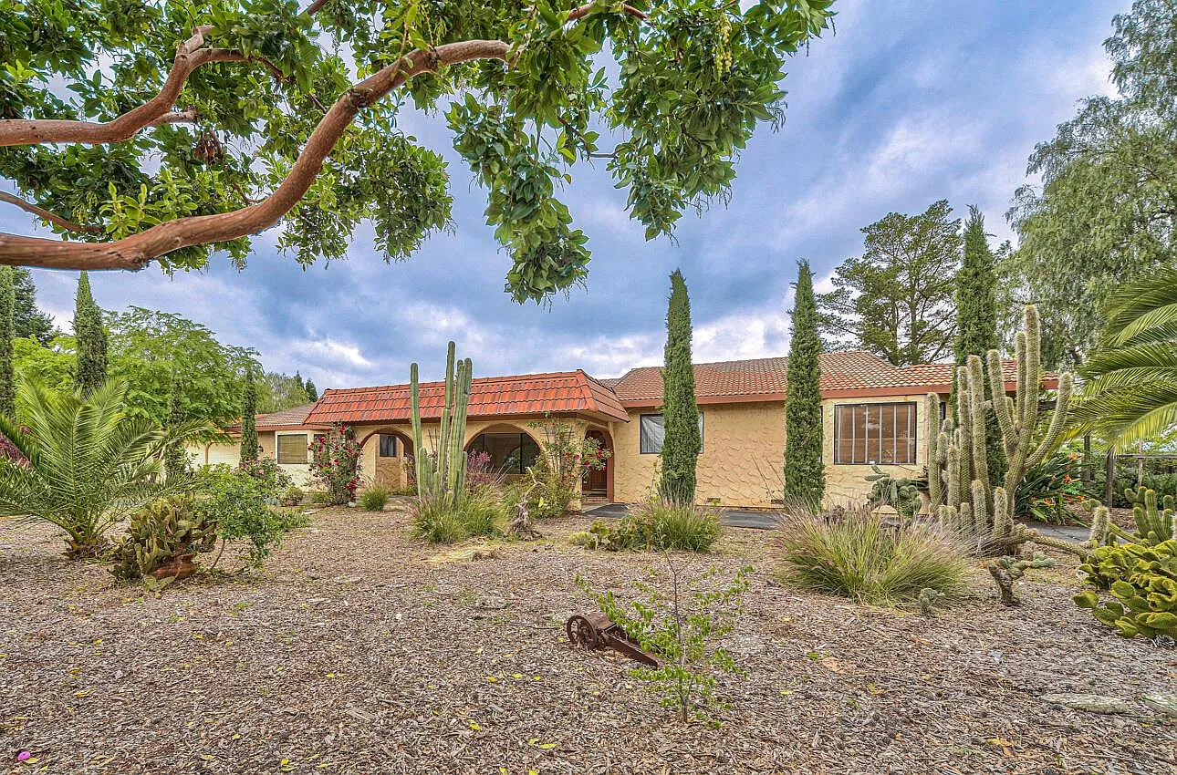 225 Cox Ave photo 1