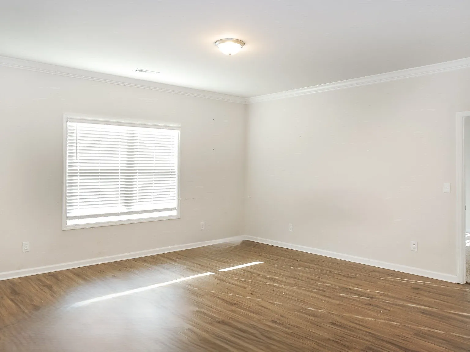 5 bed, 3.5 bath, 3596 sqft, $2,249 — Photo 3