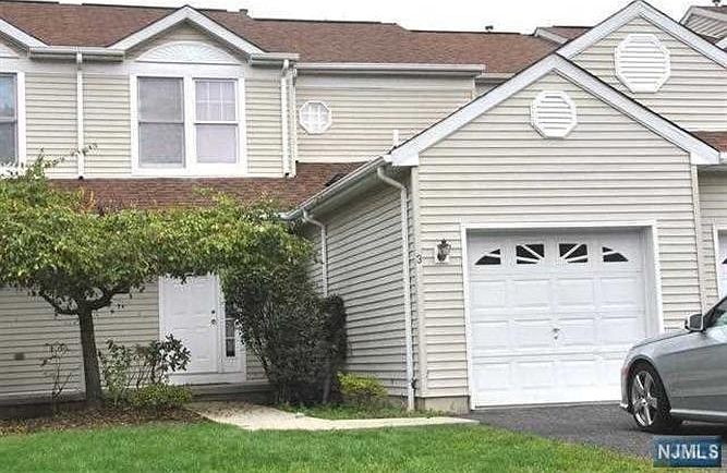 2nd image of 3 Foxwood Sq S #3