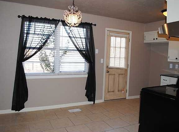  VERY WELCOMING DINING ROOM WITH LOTS OF NATURAL SUNLIGHT,WINDOW TREATMENTS, E