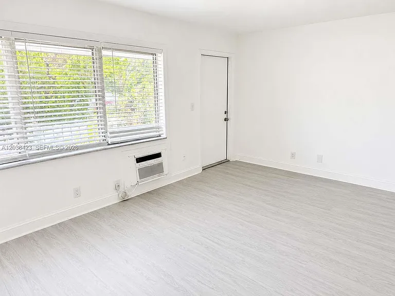 749 SE 15th St #6 — Photo 7