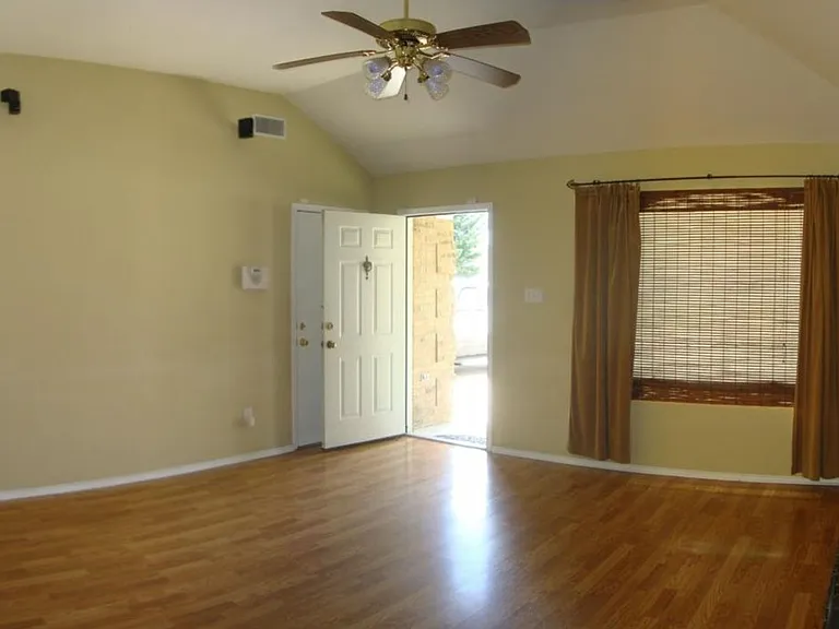4208 Glennwood Dr — Photo 5