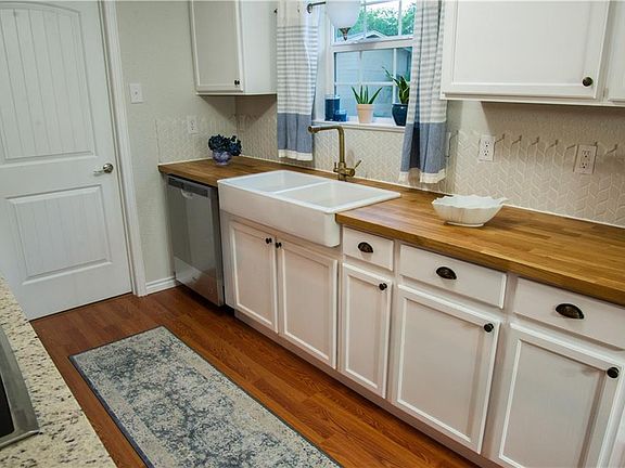 5th image of 1423 Woodford Ct