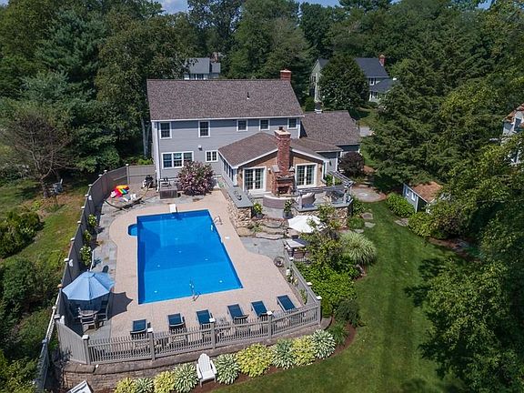 3rd image of 16 Windward Dr