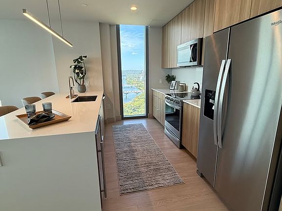 4th image of 80 Red River St #1X1
