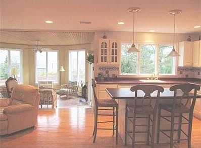 4th image of 136 Merchant Ave