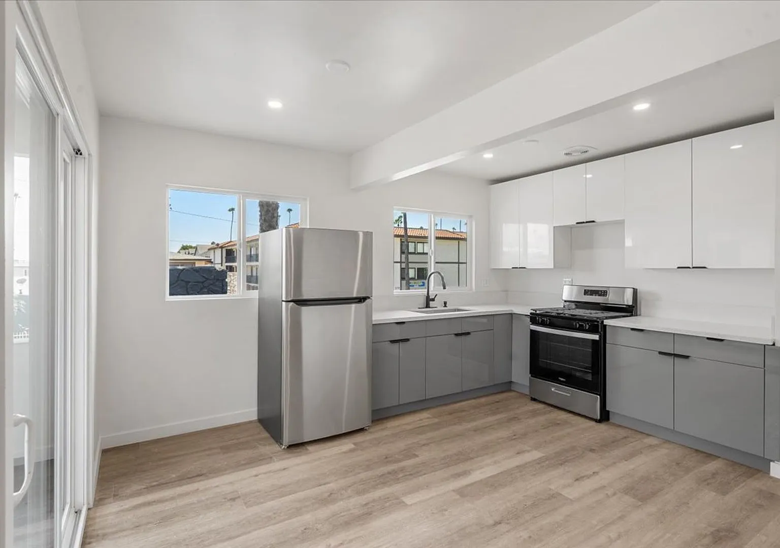Newly Renovated 2BR/1BA Modern Living near LAX, SoFi Stadium & Intuit Dome! — Photo 1
