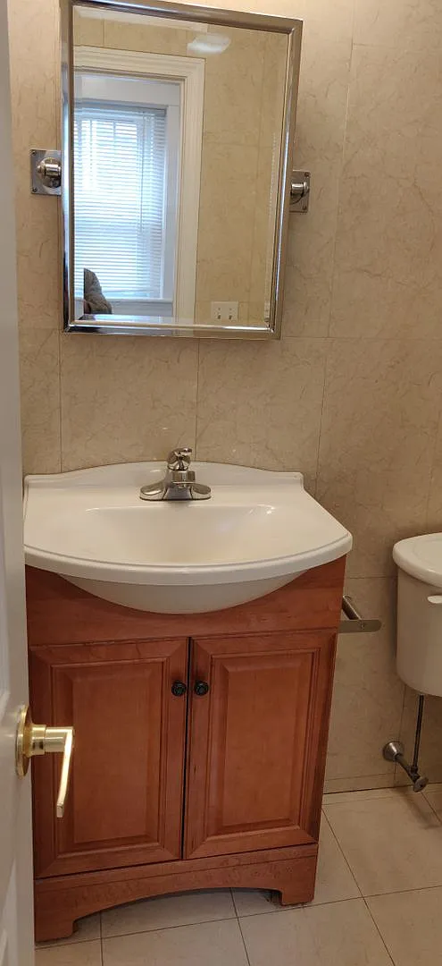 No Brokers Fee, Washington Sq. Area of Brookline. Steps from the T. Nice Finishes. Central AC, Pa... — Photo 4