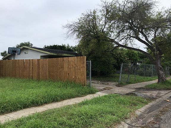 3rd image of 1606 Sycamore Pl
