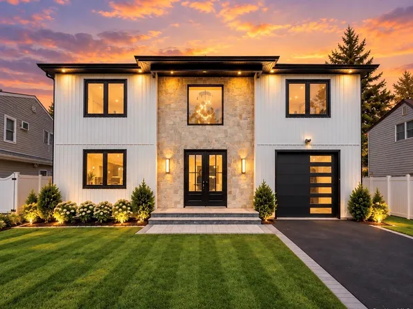 93 Stone, Levittown, NY 11756