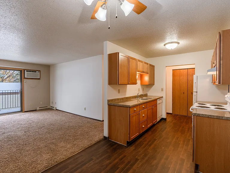Fargo, ND Long Island Apartments |Kitchen and Living