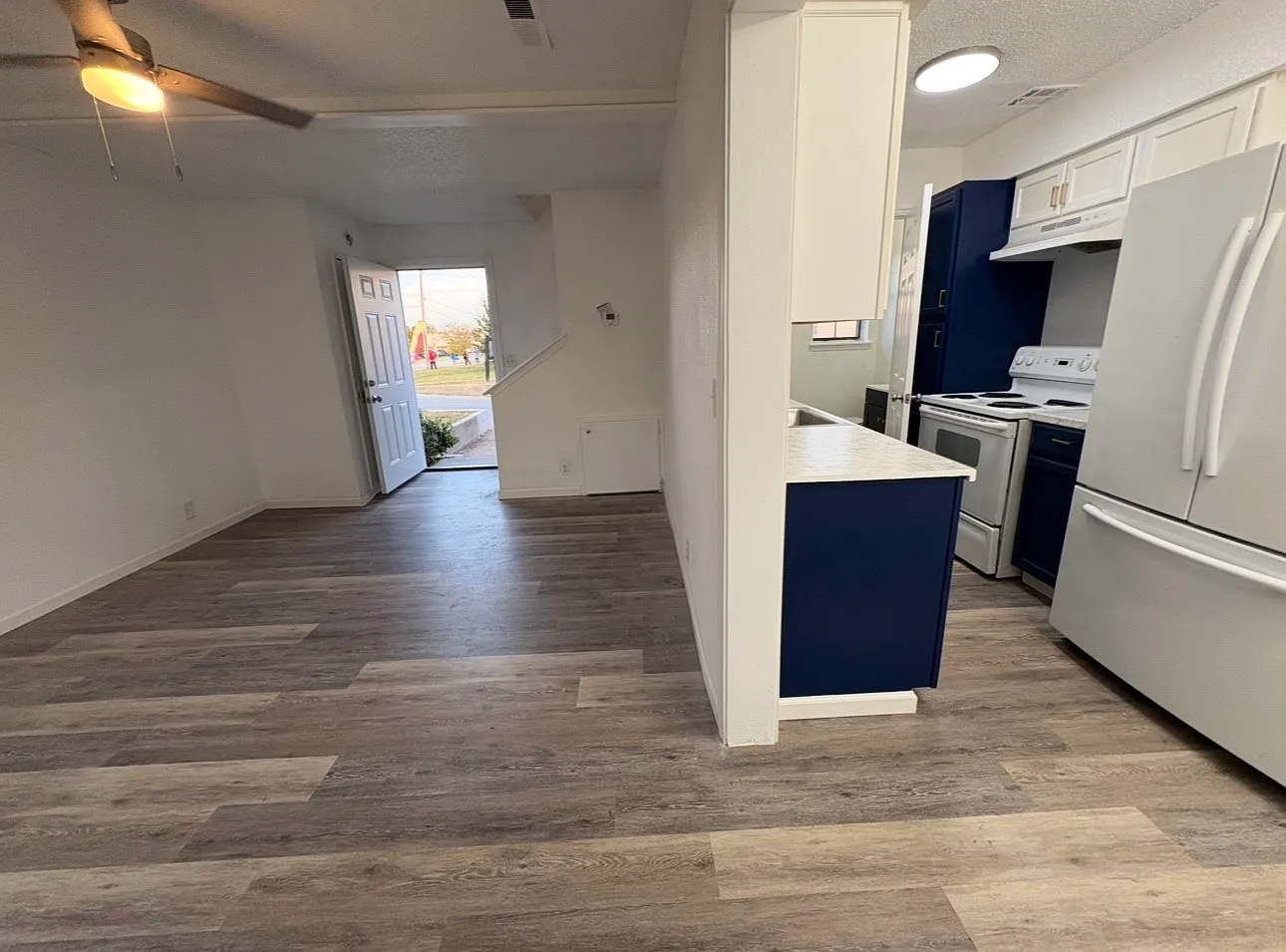 2 bed, 1.5 bath, 825 sqft, $995 — Photo 2