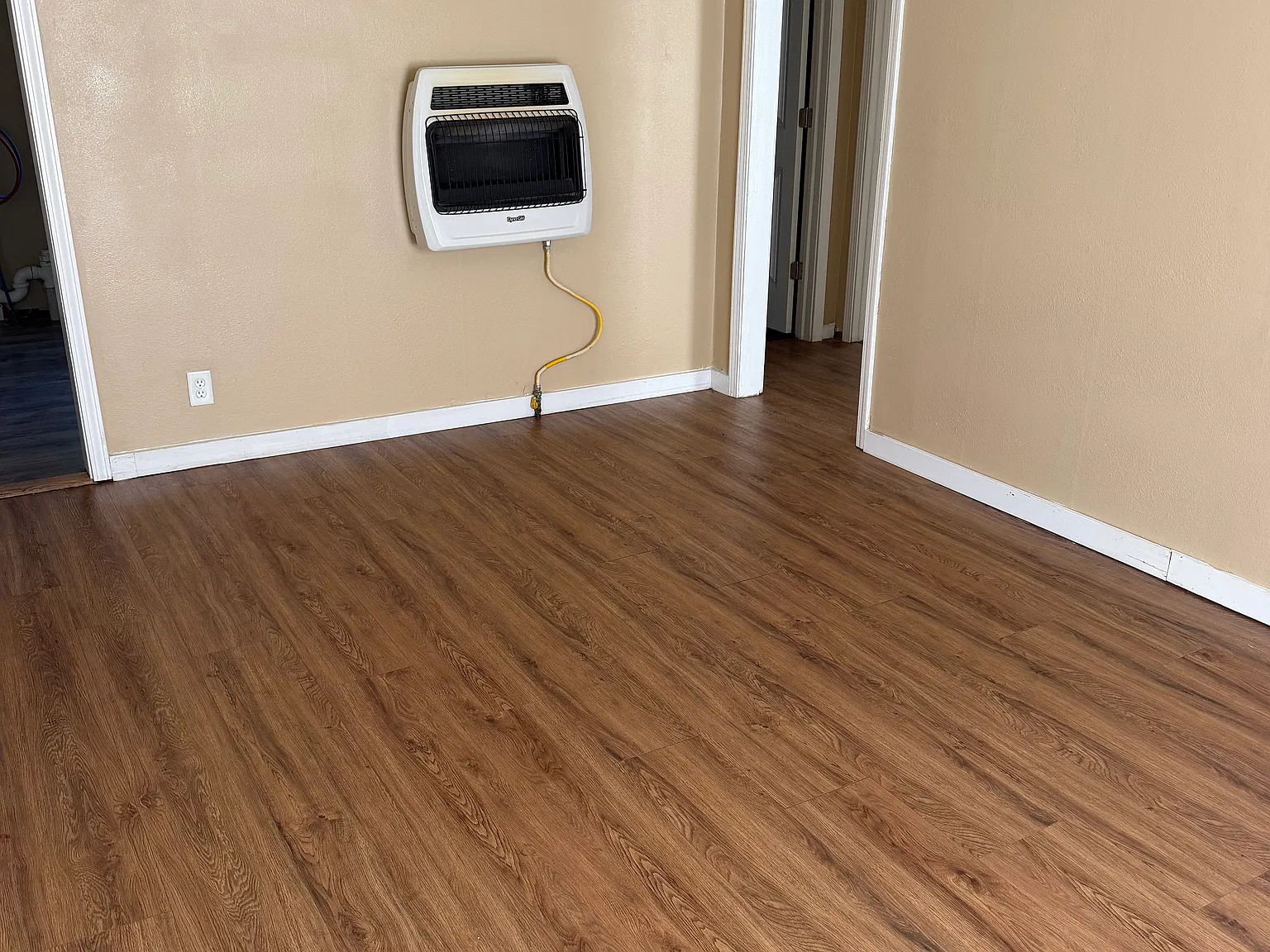 3 bed, 900 sqft, $950 — Photo 2