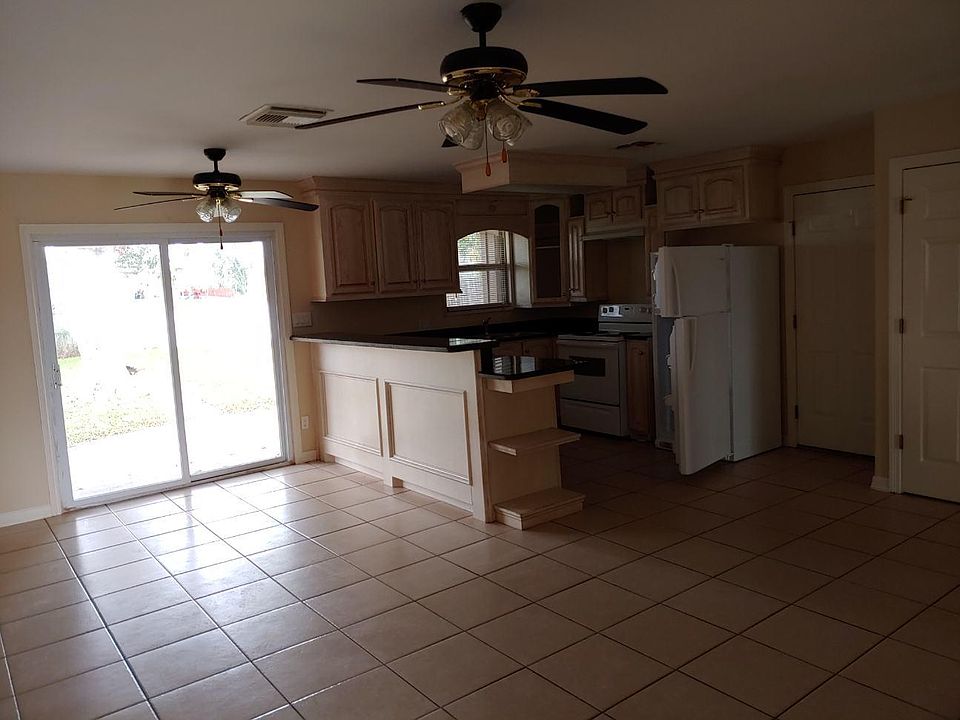 Kitchen dining room area